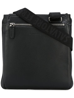 сумка-почтальонка с зернистой фактурой Salvatore Ferragamo