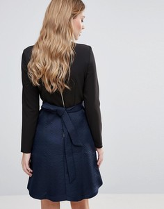 Платье с фактурной юбкой и завязкой на спине Closet - Темно-синий