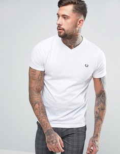 Белая футболка с V‑образным вырезом и маленьким логотипом Fred Perry - Белый