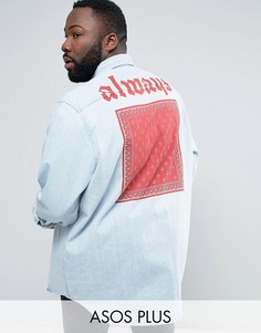 Джинсовая рубашка навыпуск с принтом на спине ASOS PLUS - Синий