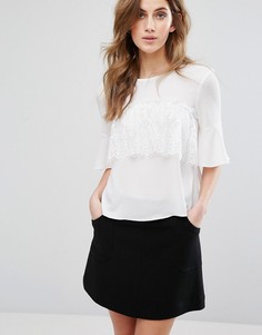 Футболка с кружевной оборкой спереди Miss Selfridge - Белый