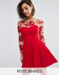 Короткое приталенное платье с вышивкой на рукавах City Goddess Petite - Красный