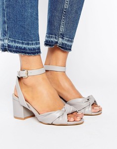 Сандалии на блочном каблуке с бантом New Look - Серый