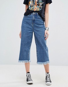 Укороченные расклешенные джинсы с необработанными краями Glamorous - Синий