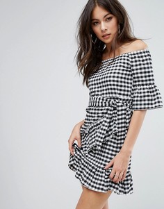 Платье в клеточку с открытыми плечами и рюшами PrettyLittleThing - Черный