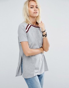 Удлиненная футболка с полосатыми вставками ASOS - Серый