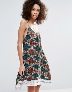 Платье на тонких бретельках с принтом и кружевным подолом Vero Moda - Мульти