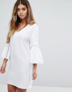 Платье с V-образным вырезом, расклешенными рукавами и завязками Boohoo - Белый