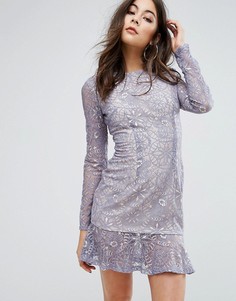 Кружевное платье мини с оборкой по низу PrettyLittleThing - Синий