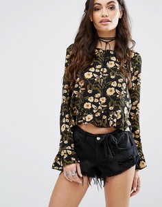 Блузка с цветочным принтом и оборками PrettyLittleThing - Черный