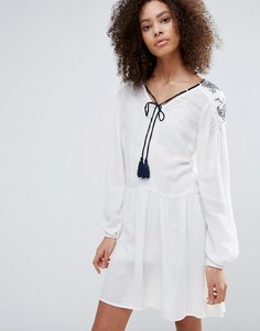 Короткое приталенное платье с длинными рукавами и кисточками Vero Moda - Белый