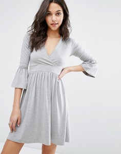 Короткое приталенное платье с запахом и расклешенными манжетами Boohoo - Серый