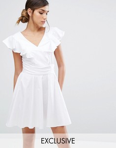 Хлопковое короткое приталенное платье с оборками Closet London - Белый