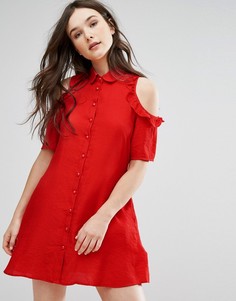 Платье-рубашка с открытыми плечами и оборками QED London - Красный