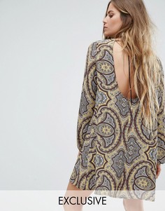 Свободное платье с завязкой на спине и принтом пейсли Reclaimed Vintage Inspired - Желтый