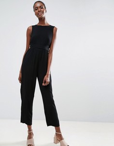 Комбинезон из жатой ткани с запахом и поясом ASOS - Черный