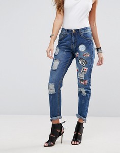 джинсы в винтажном стиле с рваной отделкой и нашивками boohoo - синий