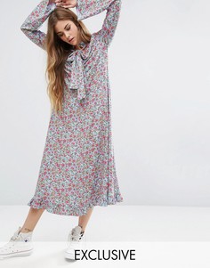Платье макси с принтом и расклешенными рукавами Reclaimed Vintage - Синий