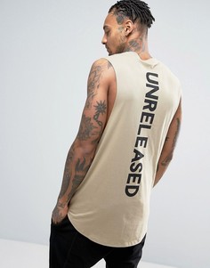 Длинная футболка без рукавов с принтом на спине и асимметричным краем ASOS - Бежевый