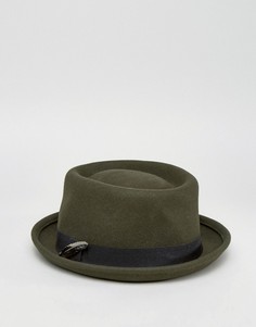 Шляпа цвета хаки с плоской круглой тульей и пером ASOS - Зеленый