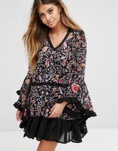 Платье с расклешенными рукавами и оборками по краю Boohoo - Мульти