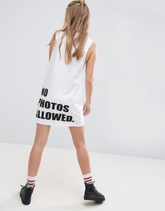 Платье-футболка без рукавов с принтом No Photos Allowed на спине ASOS - Белый