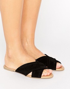 Замшевые сандалии на плоской подошве с ремешками крест-накрест New Look - Черный