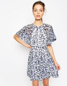 Короткое приталенное платье с принтом и ажурными вставками ASOS - Мульти