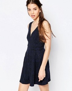 Кружевное короткое приталенное платье Hazel - Синий