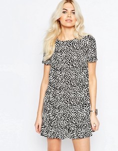 Цельнокройное платье с оборкой на кромке и животным принтом Daisy Street - Черный