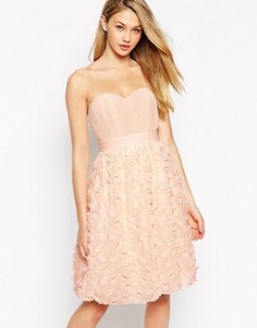 Платье для выпускного с лифом-бандо и объемными цветами на юбке Little Mistress - Розовый