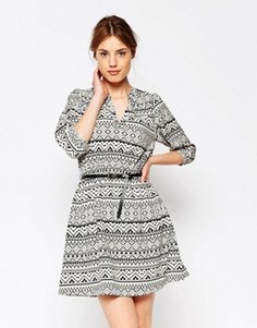 Цельнокройное платье с рукавами 3/4 и принтом Yumi - Черный