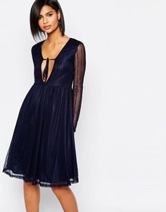 Кружевное приталенное платье миди с глубоким декольте Daisy Street - Темно-синий