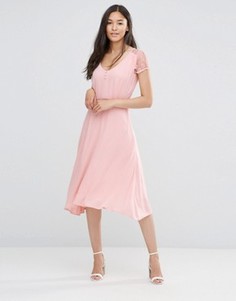 Розовое платье с кружевными рукавами Soaked in Luxury - Розовый