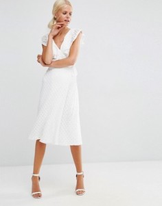 Кружевное платье миди с оборкой и запахом ASOS - Белый