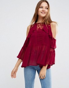 Блузка с открытыми плечами, оборкой и кружевной вставкой ASOS - Красный