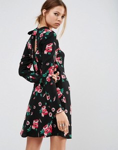 Короткое приталенное платье с вырезом сзади и принтом ASOS - Мульти