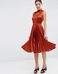 Атласное платье миди без рукавов с плиссировкой и высокой горловиной ASOS - Коричневый