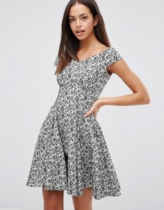 Жаккардовое короткое приталенное платье с цветочным принтом Closet - Черный