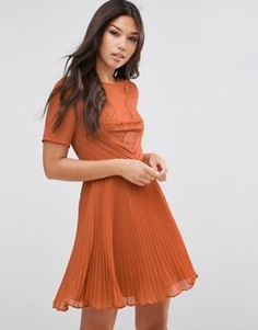 Короткое приталенное платье с кружевом и складками ASOS - Коричневый