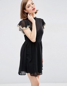 Короткое приталенное платье с кружевными рукавами-бабочка ASOS - Черный