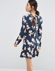 Приталенное платье с открытой спиной и цветочным принтом ASOS - Мульти