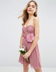 Шифоновое платье‑бандо мини со съемным цветочным украшением ASOS WEDDING - Розовый