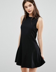 Короткое приталенное платье с кружевной отделкой QED London - Черный