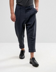 Укороченные брюки с узором в елочку, заниженным шаговым швом и отворотами ASOS - Синий