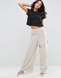 Свободные брюки с эффектом металлик ASOS - Кремовый