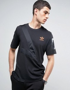 Футболка со вставками и цифрой на рукаве adidas Originals - Черный