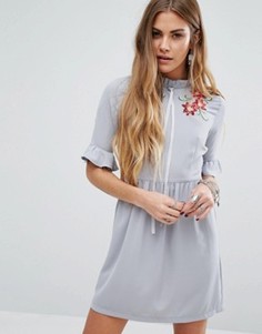 Чайное платье с завязкой-лентой на горловине и цветочной вышивкой Young Bohemians - Серый