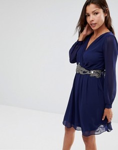 Короткое приталенное платье с запахом и вышивкой на талии Little Mistress - Синий