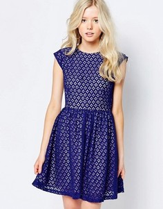 Кружевное короткое приталенное платье Sugarhill Boutique - Синий